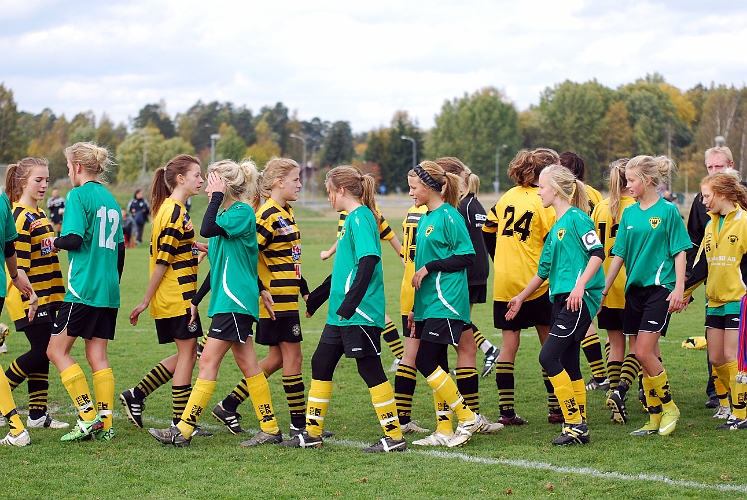 2010_1003_36.JPG - Tjejerna tackar varandra för en bra match